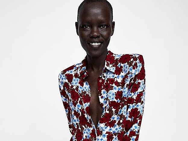 Camisa de flores con hombreras de Zara (25,95€)