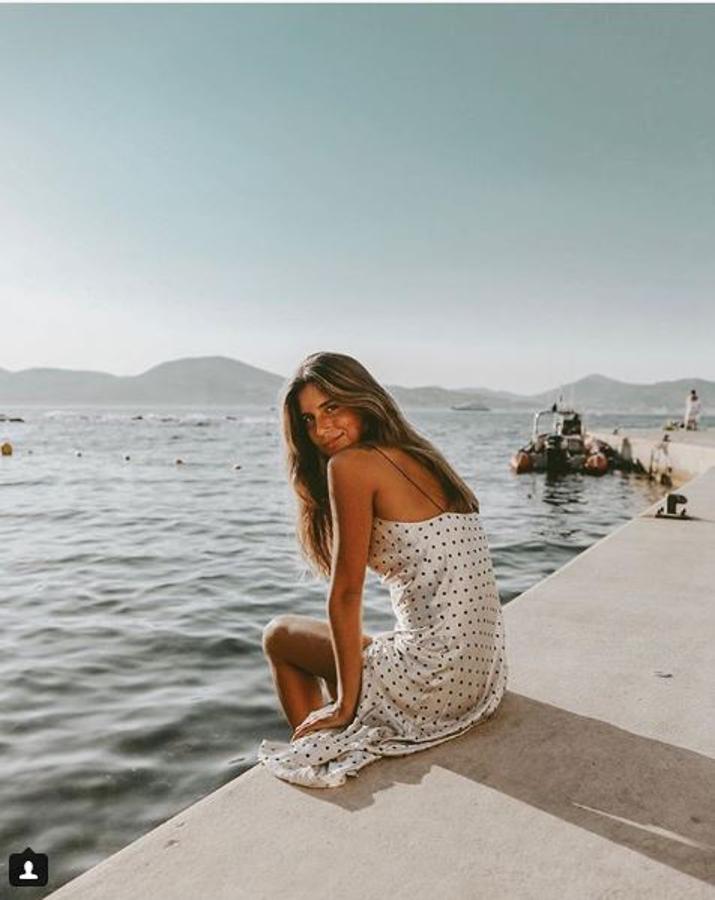 Este precioso vestido de Bec & Bridge que Belén Hostalet eligió a principios de verano aún está disponible. ¡Viva! Lo encuentras aquí: