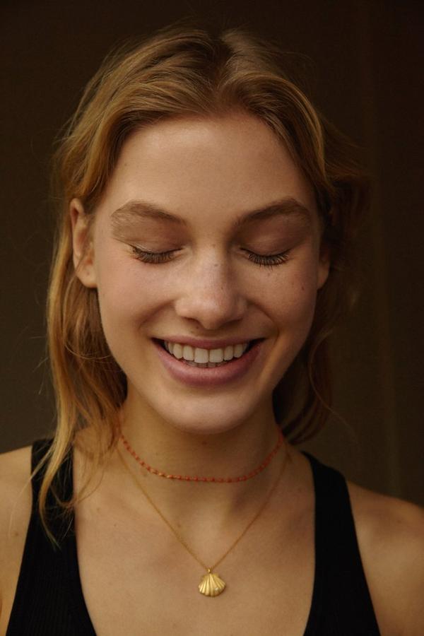 Colgante en forma de concha, bañado en oro con circonita (35 €).