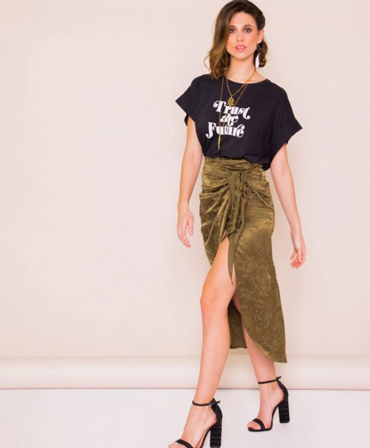 Falda tipo pareo en color verde con tejido raso y apertura lateral, 22 euros.