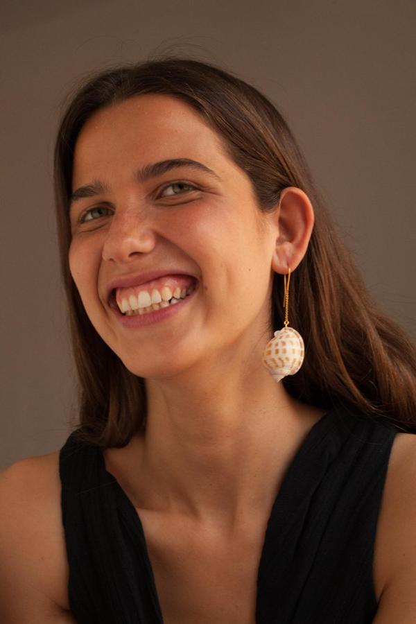 Nos chifla este pendiente de caracola. Es el modelo Single maxi shell (35 €).