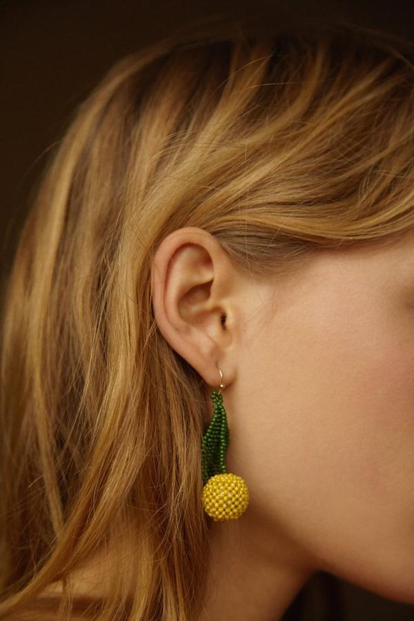 En el mismo estilo, hechos a base de cuentas, son estos pendientes Limón (25 €).