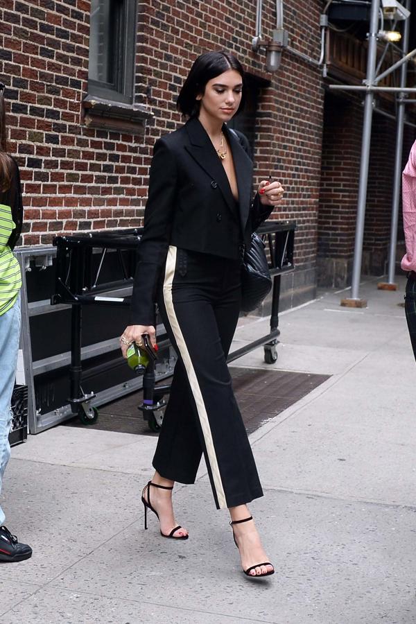 La cantante Dua Lipa con su versión del 'tuxedo'.