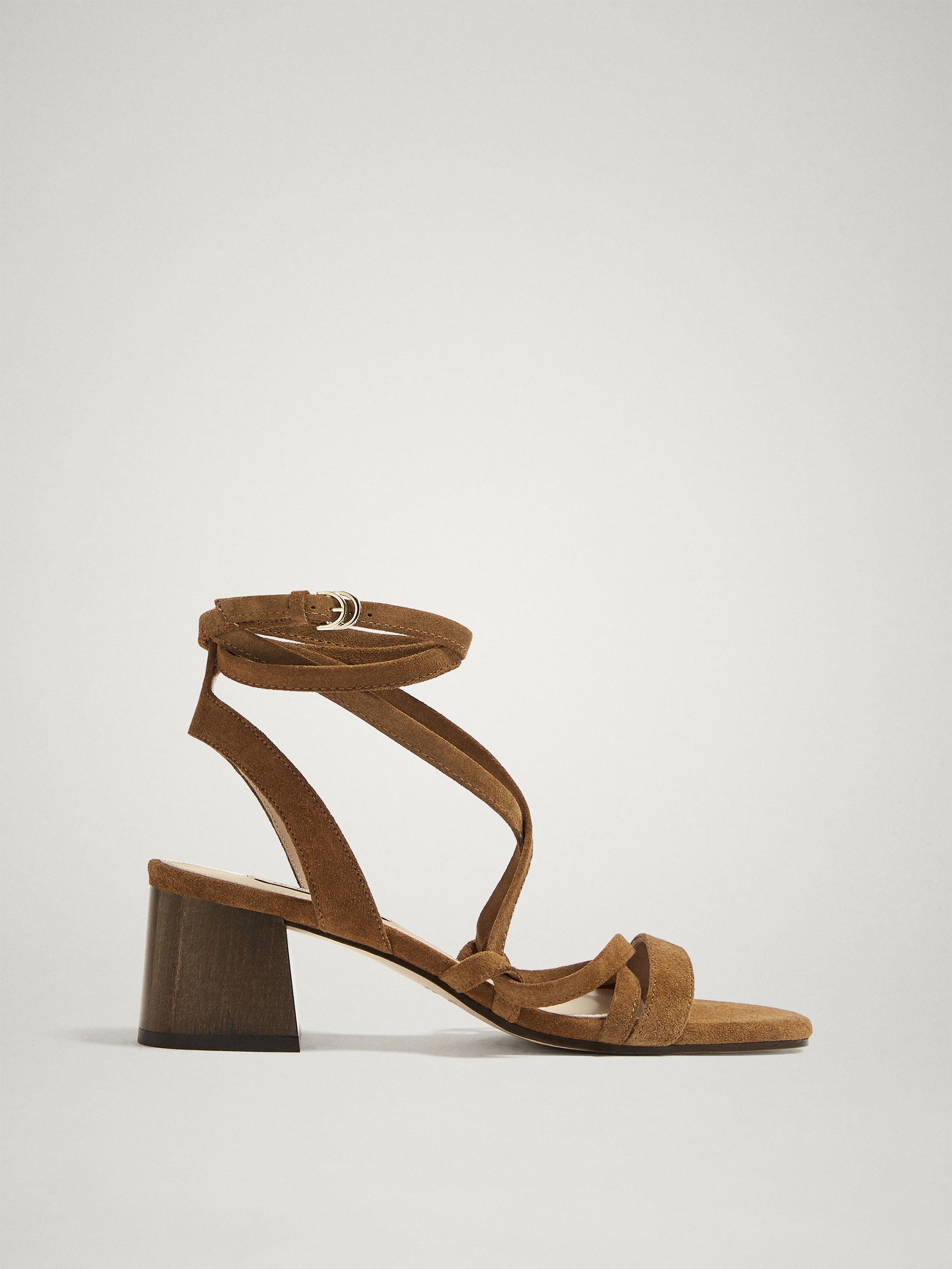 Sandalias multitiras de piel de Massimo Dutti: 69,95 euros.