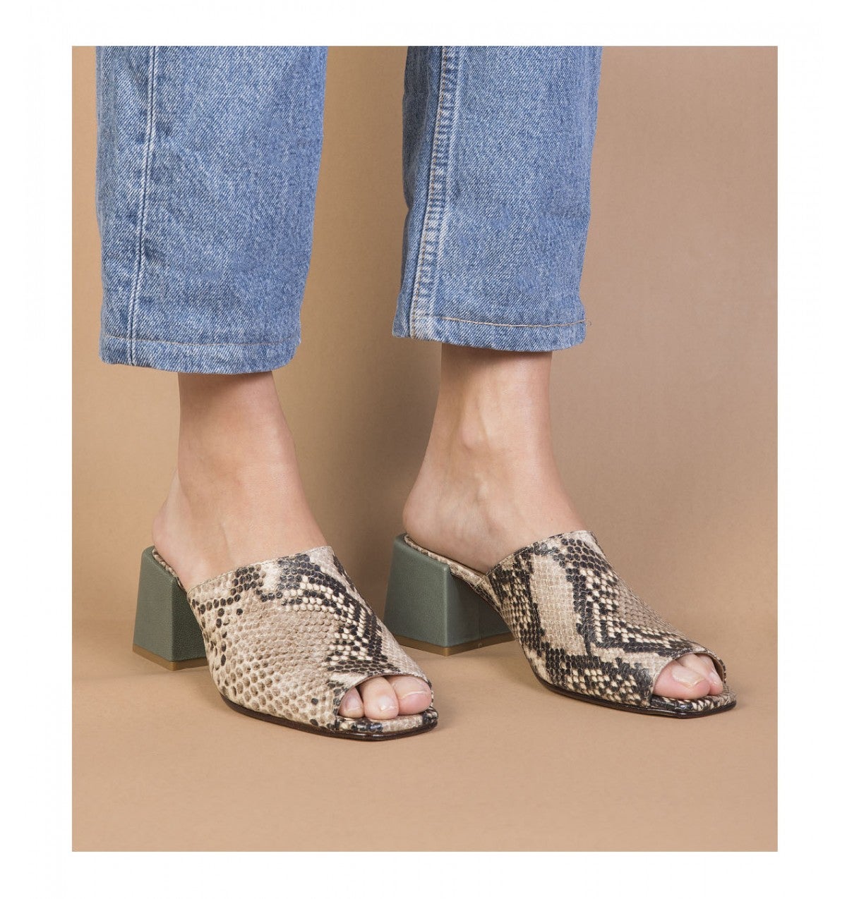 Mule en color verde con estampado sane de Aurevoircinderella: 55 euros.