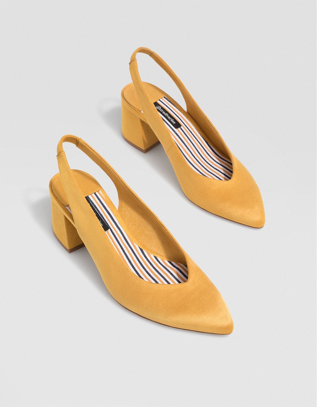 Salón de tacón medio destalonado de Stradivarius: 19,99 euros.