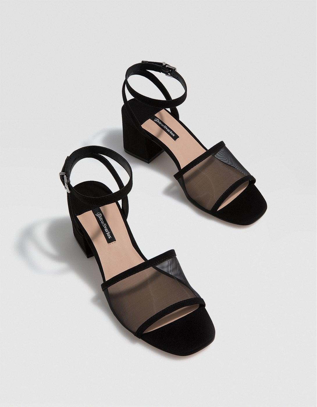 Sandalia de tacón con rejilla de Stradivarius: 29,99 euros.