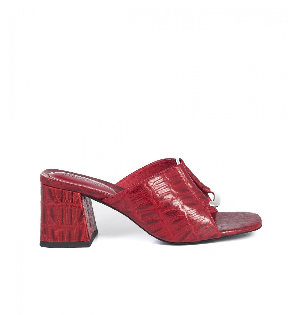 Mules de tacón de piel en color rojo con detalle plateado de Aurevoircinderella: 60 euros.