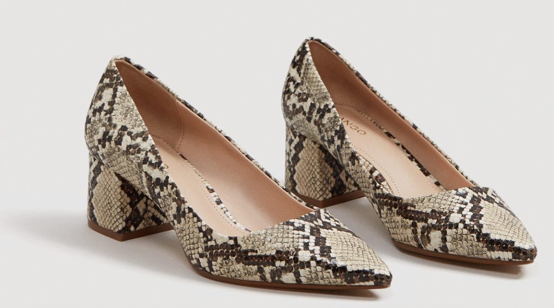 Zapato efecto serpiente con tacón midi de Mango: 29,99 euros.