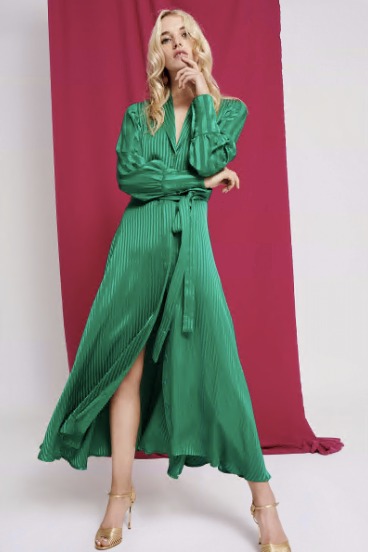Vestido camisero verde midi con rayas (395 €). Lo llevó hace nada Paula Echevarría y le quedaba  así de bien .
