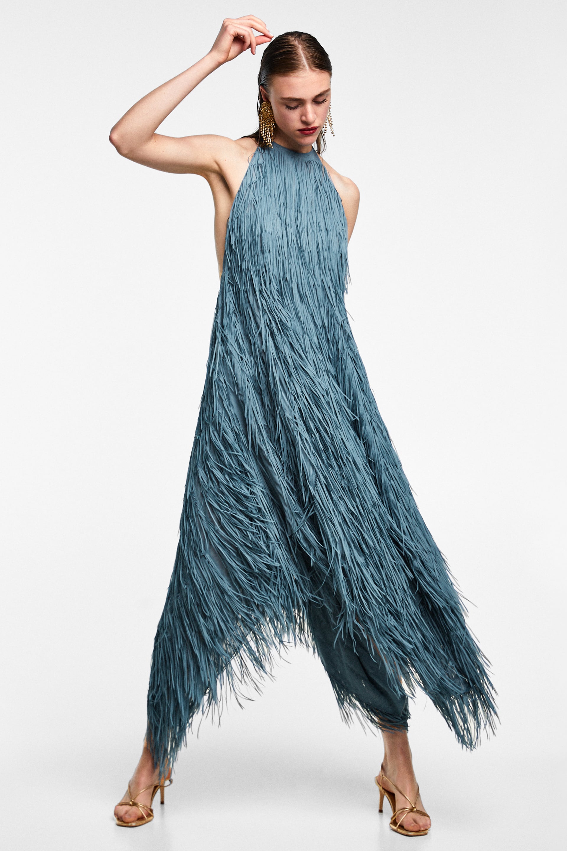 Vestido con cuello halter y flecos de Zara: 79,95 euros.