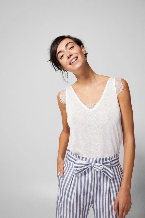 Camiseta con detalle de puntilla, 12,99 euros.