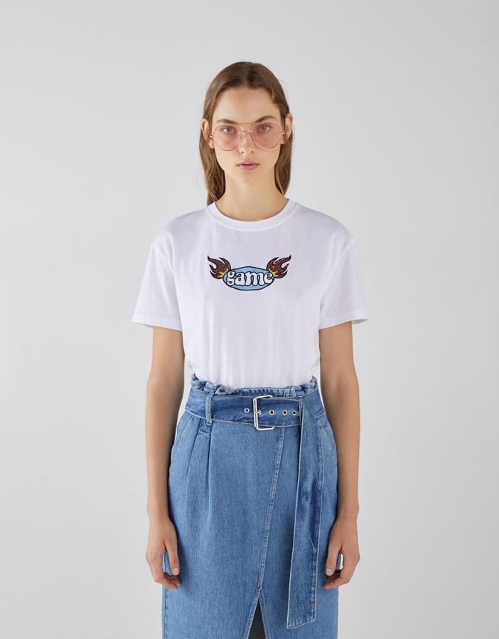 Falda denim con cinturón en color azul de Bershka, 29,99 euros.
