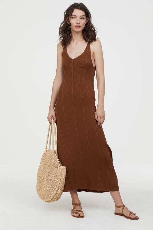 Vestido de punto con escote en pico (49,99 €).