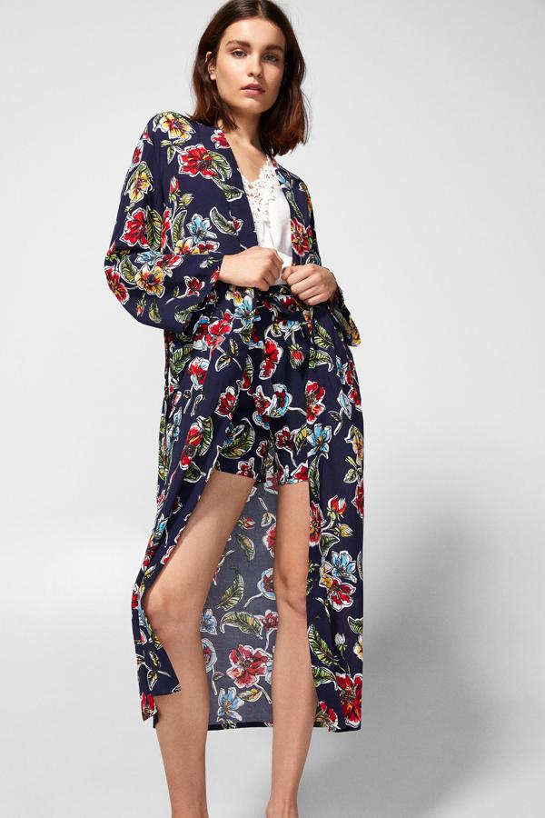Kimono con estampado floral, 39,99 euros.