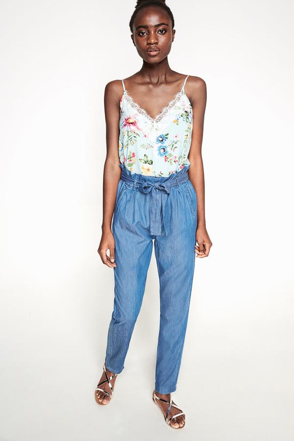 Pantalón denim fluido con bolsillos laterales y lazo, 26,99 euros.