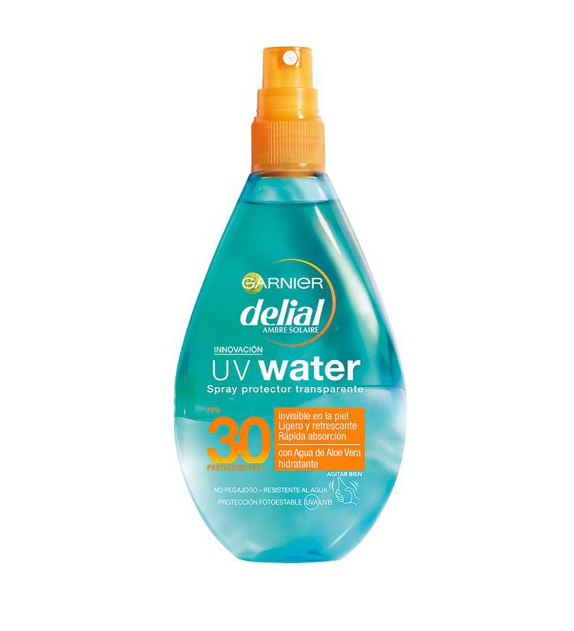 La una fórmula bifásica de UV Water SPF30 Delial de Garnier (13,50 €) contiene sistemas filtrantes que protegen contra los rayos UV y gel de aloe vera, que hidrata intensamente la piel. Deja una capa protectora que hidrata la piel durante ocho horas.