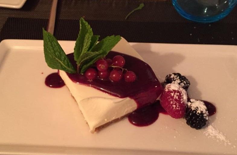 Una buena elección si acudes a cenar a La Bodega de los Secretos, es pedir su tarta de queso para el postre. No vas a creer cómo su textura se fundirá lentamente en tu boca desde el primer bocado. Una delicia que debes probar.