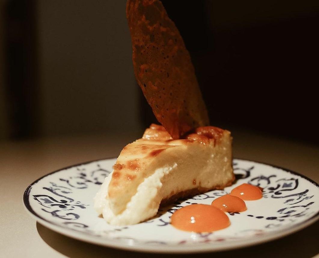 No podíamos saltarnos la tarta de queso del Cañadío. De nuevo, una de las mejores tartas que puedes encontrar en cualquier de los restaurantes de Paco Quirós. Es sencilla, sin mermelada ni frutas, pero su textura fundente te va a encantar. Se sirve con una hoja de caramelo crujiente.