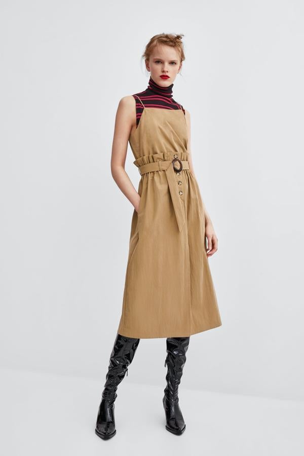 Vestido con tejido gabardina (29,95 €).
