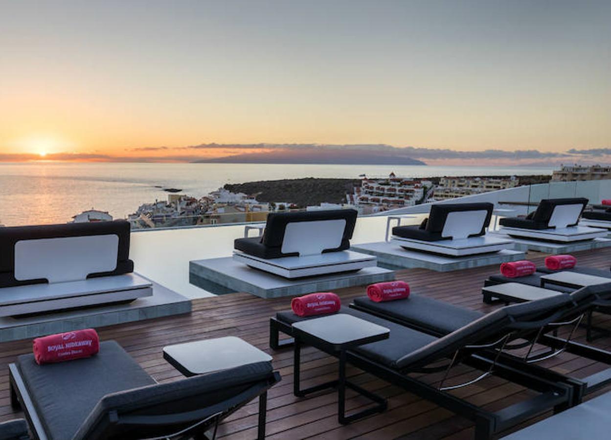 Situado en la Costa Adeje, al suroeste de Tenerife,  Royal Hideway Corales Beach  nos chifla porque convierte las habitaciones en parte fundamental de viaje; no solo por las vistas -que son impresionantes-, sino también porque en ellas se materializa cualquier deseo o necesidad del huésped. ¿Sabías que el complejo tiene forma de barco? ¡Fíjate! Y, además, el interior está inspirado en los corales marinos de la isla.