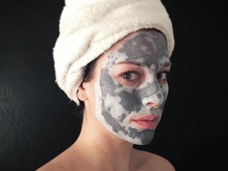 Fotos: ¿Qué famosa se oculta detrás de esta mascarilla?