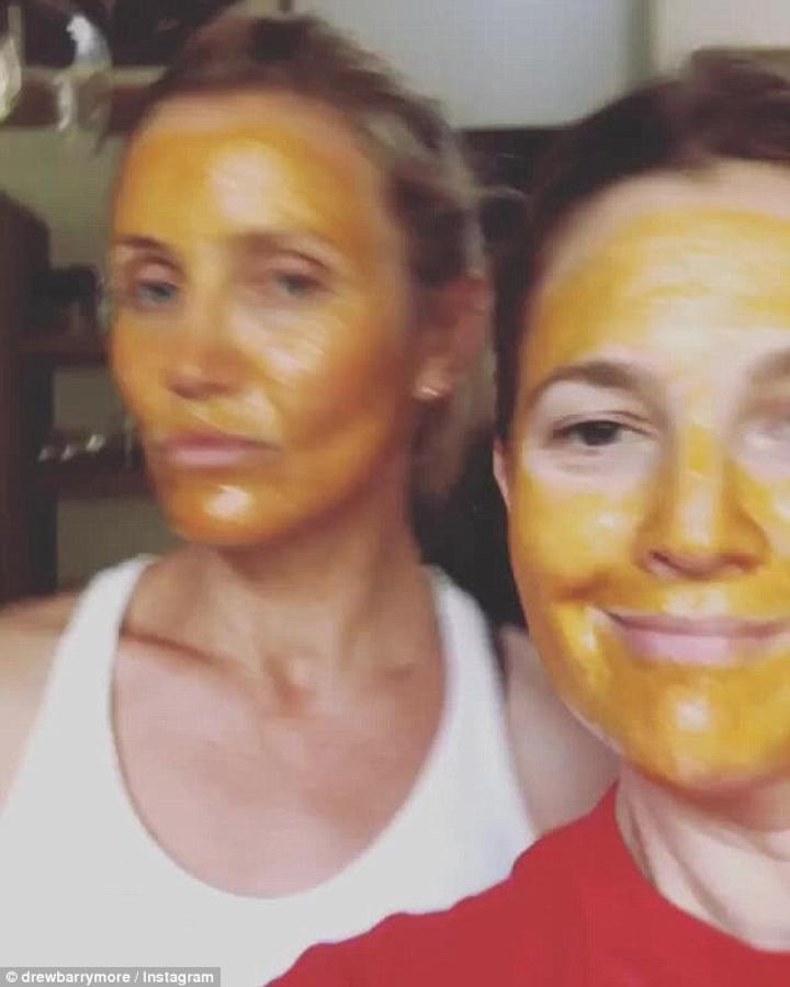 Son actrice, exitosas y muy, pero muy, amigas. Se conocieron hace décadas en Hollywood, más tarde iparticiparon ambas en la cintas 'Los ángeles de Charlie' y ahora comparten rutinas de belleza. Así lo mostraron en un vídeo que compartieron en el que se les veía a ambas con una mascarilla amarilla.