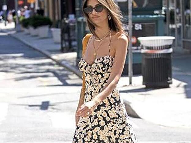 El vestido de Emily Ratajkowski es de los que no te quitas en todo el verano.