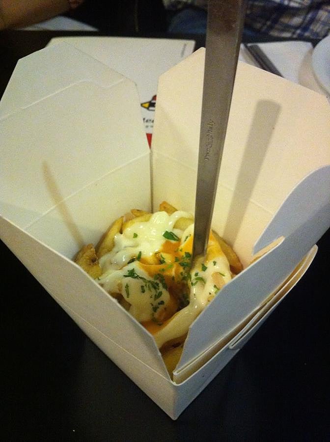 Aquí seguramente vas a probar las patatas bravas más modernas. Te las sirven en un envase como de comida china -la de las películas-. La salsa es mixta tanto de bravas como de ali-oli. (Calle Fernández de la Hoz, 53).