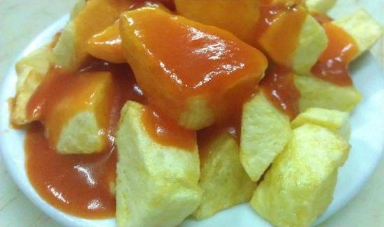 Sí, su especialidad es el pulpo, como buen bar gallego, pero además tiene una de las mejores patatas bravas de Madrid. Son suaves, cremosas, y bastante crijientes. Su salsa -dicen sus seguidores- tiene el picor exacto. (Calle de los Almendrales, 17)