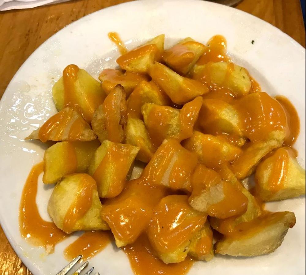 Es un sitio pequeño para comer bien y con las recetas de toda la vida. Estas patatas te van a encantar. (Calle de la Cruz, 15)