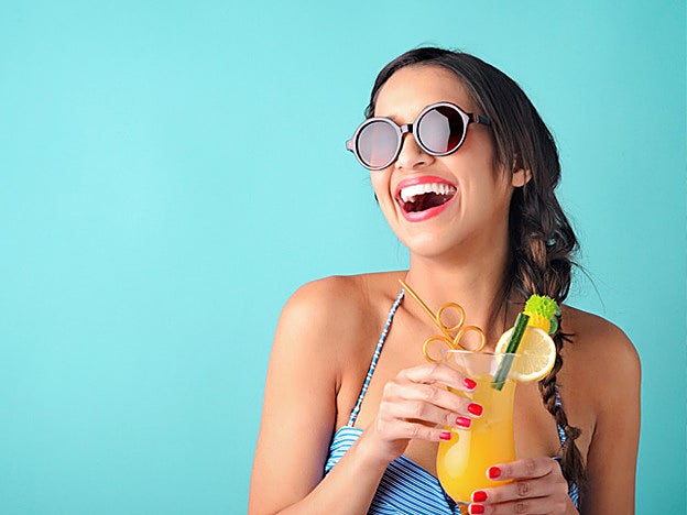 Unos labios y uñas de algún color vivo son suficientes para alegrar tu look.