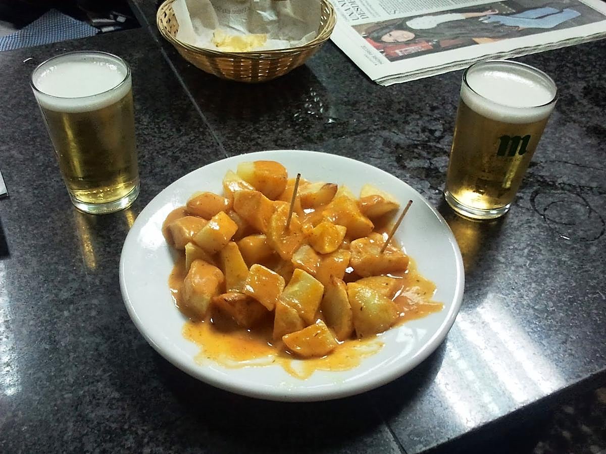 La Taberna Acuerdo es un bar de toda la vida, donde te ponen como tapas unas bravas que nada tienen que envidiarle a las más lujosas. (Calle del Acuerdo, 36)
