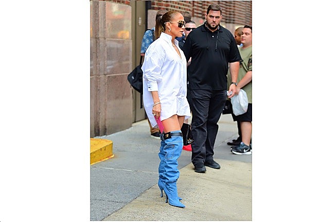 Jennifer Lopez y sus botas de Versace.