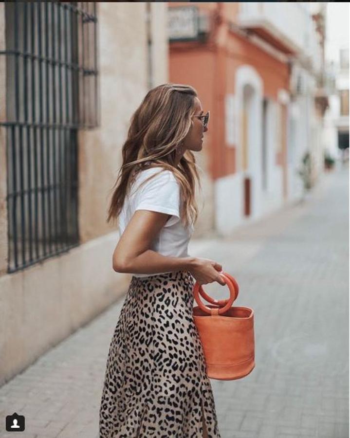 El estampado de  leopardo  es tendencia y en este look con camiseta blanca, queda de 10.