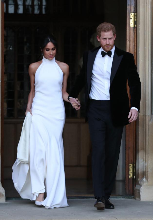 Para el vestido de la celebración de su boda, Meghan Markle eligió un  vestido  de escote halter de Stella McCartney que le sentaba como un guante. Estaba así de espectacular.