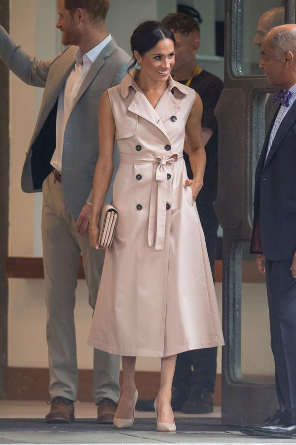 Para el evento de la exposición de Nelson Mandela en Londres, la duquesa de Sussex elegía este look de vestido-trench. Un diseño de House of Nonie.