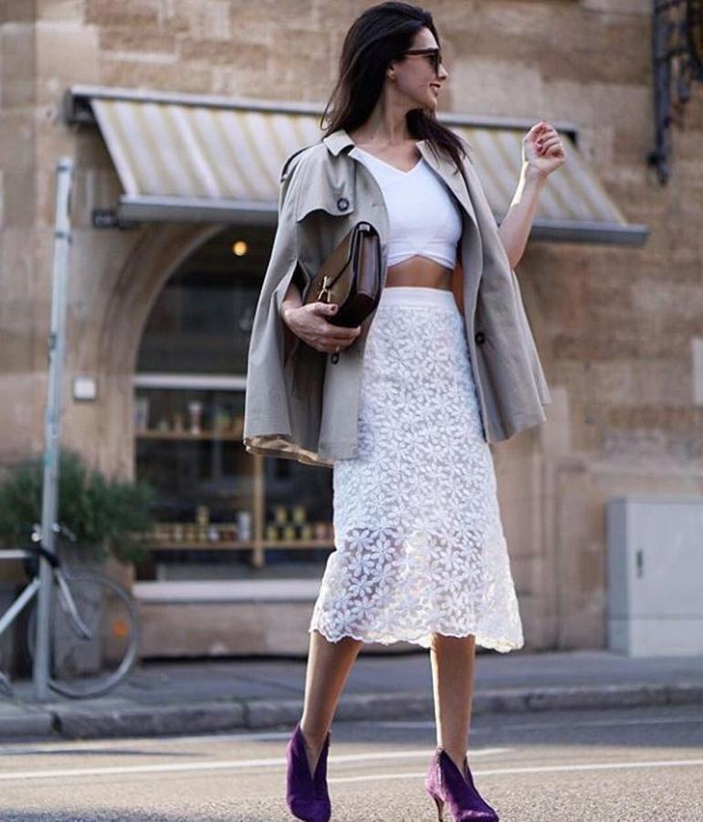 Falda midi de encaje y 'crop top'.