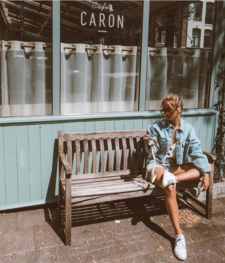 Zapatillas blancas y look en denim. Muy casual.