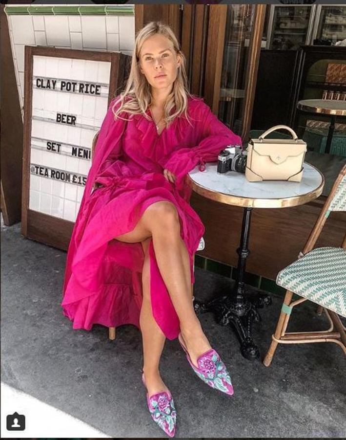 Vestido liso + mules estampadas es una buena combinación.