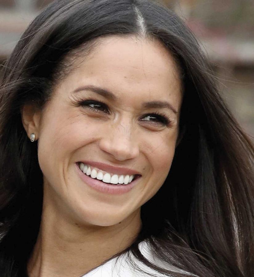 Confiesa que  lo practica al menos dos veces a la semana  y que nota muchísimo la diferencia. Si es es el truco para que la duquesa, que  acaba de cumplir 37 , parezca tener 28, nos apuntamos ya mismo. En el yoga facial la introdujo una de las esteticistas británicas más famosas del mundo:  Nichola Joss , encargada de cuidar de lo rostros de  Kate Moss  o Rosie Huntington-Whiteley. Así que Meghan tuvo una maestra estupenda.