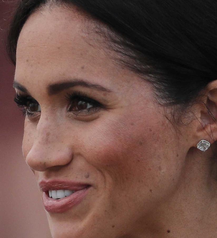 Es exactamente lo que te está diciendo al  mostrar orgullosa las suyas . Y hay que confesar que le sientan de maravilla y que empiezan a crear tendencia gracias a otras mujeres que, como ella, han hecho de sus pecas faciales su mejor seña de identidad, de  Penélope Cruz  a la modelo  Adwoa Aboah .