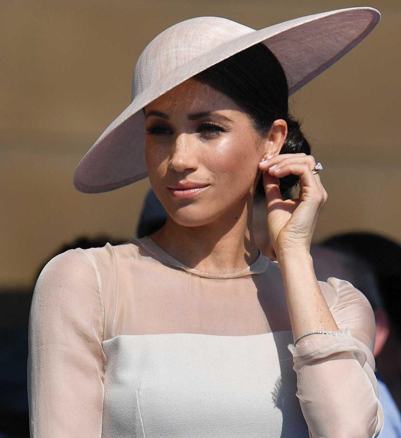Meghan es una  forofa de la belleza y del maquillaje  desde sus tiempos de actriz de televisión. De hecho, durante el tiempo que su web de estilo de vida,  The Tig , estuvo activa aprovechó para dar bastantes consejos de belleza y trucos de beauty adicta. Está claro que tiene sus  lecciones aprendidas y que se ha fijado muy bien en lo que hacían los maquilladores profesionales con su rostro mientras la preparaban para la sesiones de rodaje, porque durante el viaje a Irlanda  se encargó ella misma de pintarse  y el resultado fue fabuloso.