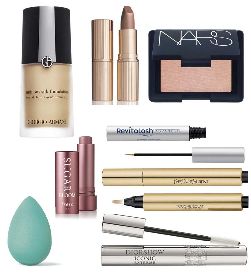 Tus herramientas de maquillaje definen el resultado. Meghan lo sabe y  elige las piezas de su neceser  con cabeza y con las ideas muy claras. Entre sus imprescindibles está una base de maquillaje de Giorgio Armani que aplica con la esponjita  Beauty Blender , el mítico iluminador  Touche Éclat de Yves Saint Laurent , una máscara de pestañas de  Dior (Iconic Diorshow) , un  bálsamo con color de Fresh , una barra de labios de   denominada Very Victoria (sí, está dedicado a Victoria Beckham) y el famosos colorete de  NARS Orgasm . Las pestañas también las cuida con Revitalash.