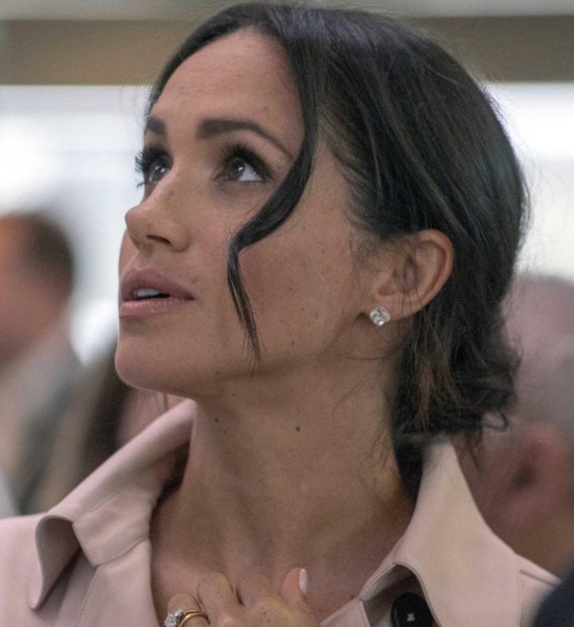 A Meghan le gustan tanto los  recogidos desestructurados  y, sobre todo, con los mechones delanteros sueltos, que lució el pelo así el día de su boda. Y lo ha convertido en el  look de la temporada  que imitan todas las celebrities e influencers.