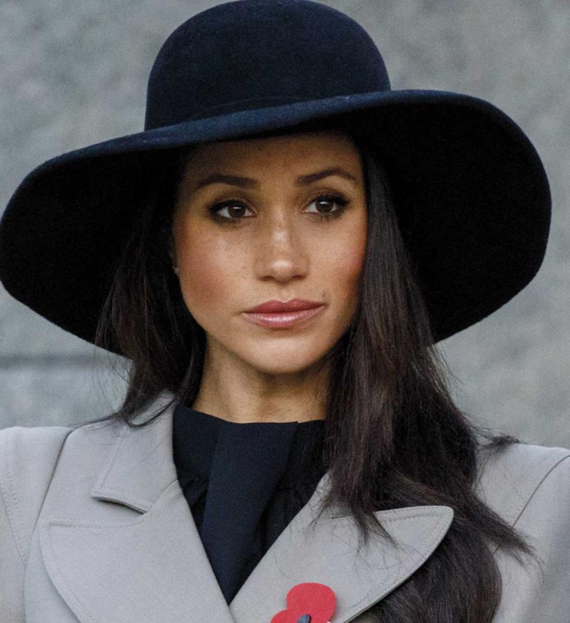 Meghan sabe que  tiene los ojos pequeños  y ha aprendido a agrandarlos visualmente. Para conseguirlo, aplica un toque de eyeliner y sombra en la esquina exterior del ojo, utiliza siempre  y destaca especialmente sus  pestañas con un rizador que las ondula  también en la esquina exterior de la mirada. Se da varias capas de máscara de pestañas, pero prefiere las fórmulas que se deslizan bien y no crean pegotes. Durante años ha llevado siempre en el bolso una de Maybelline que cuesta menos de 10 euros.