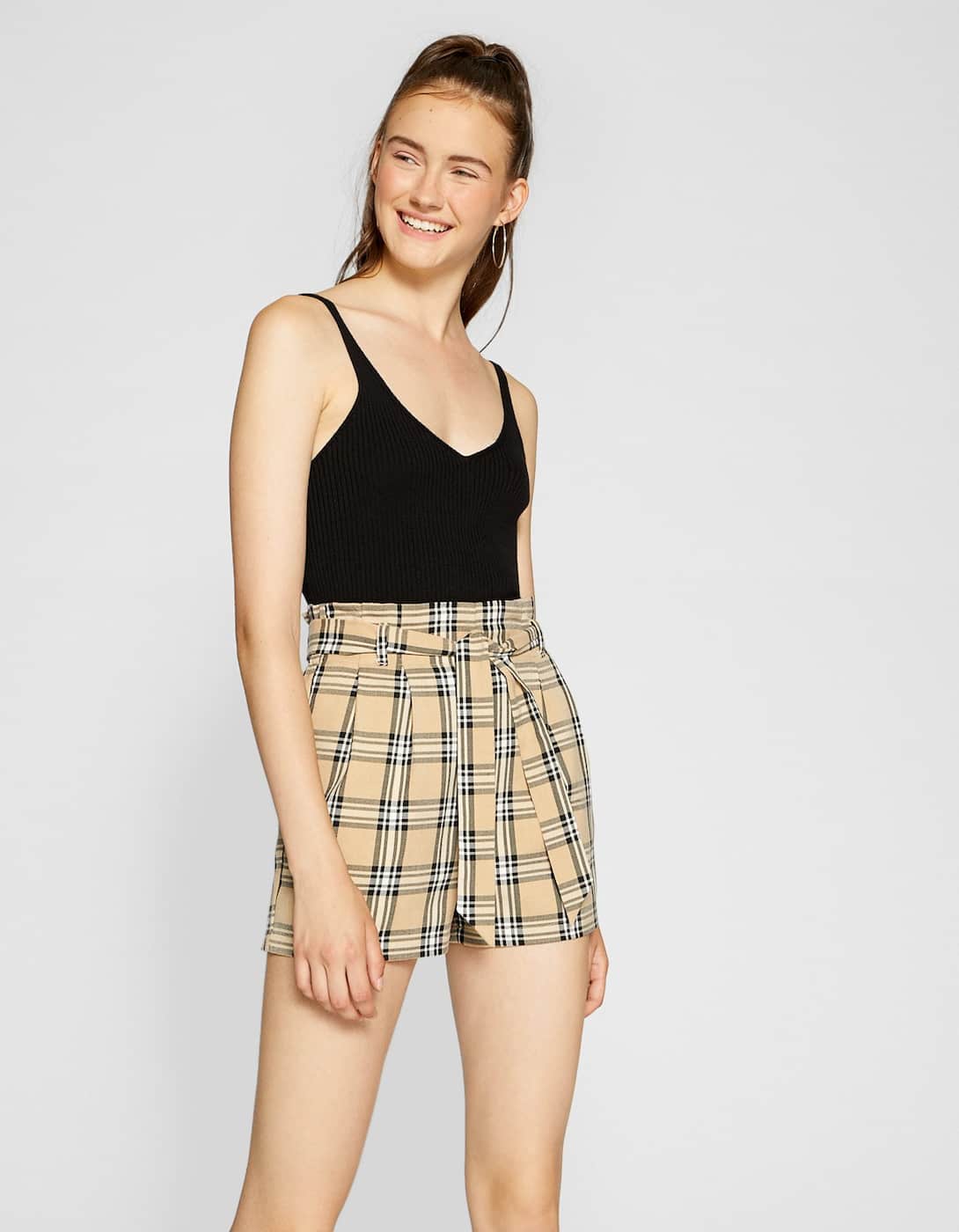 Pantalón corto con estampado de cuadros de Stradivarius: 15,99 euros.