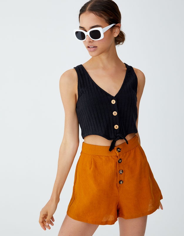Shorts liso con pinzas y botones: 15,99 euros en Pull and Bear.