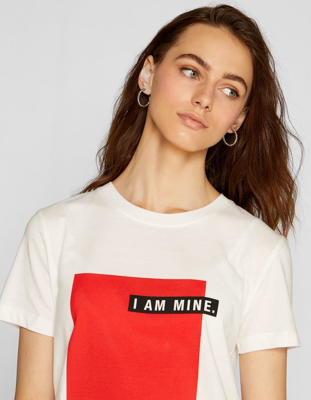 Camiseta ‘I am mine’ de Stradivarius: 5,99 euros.
