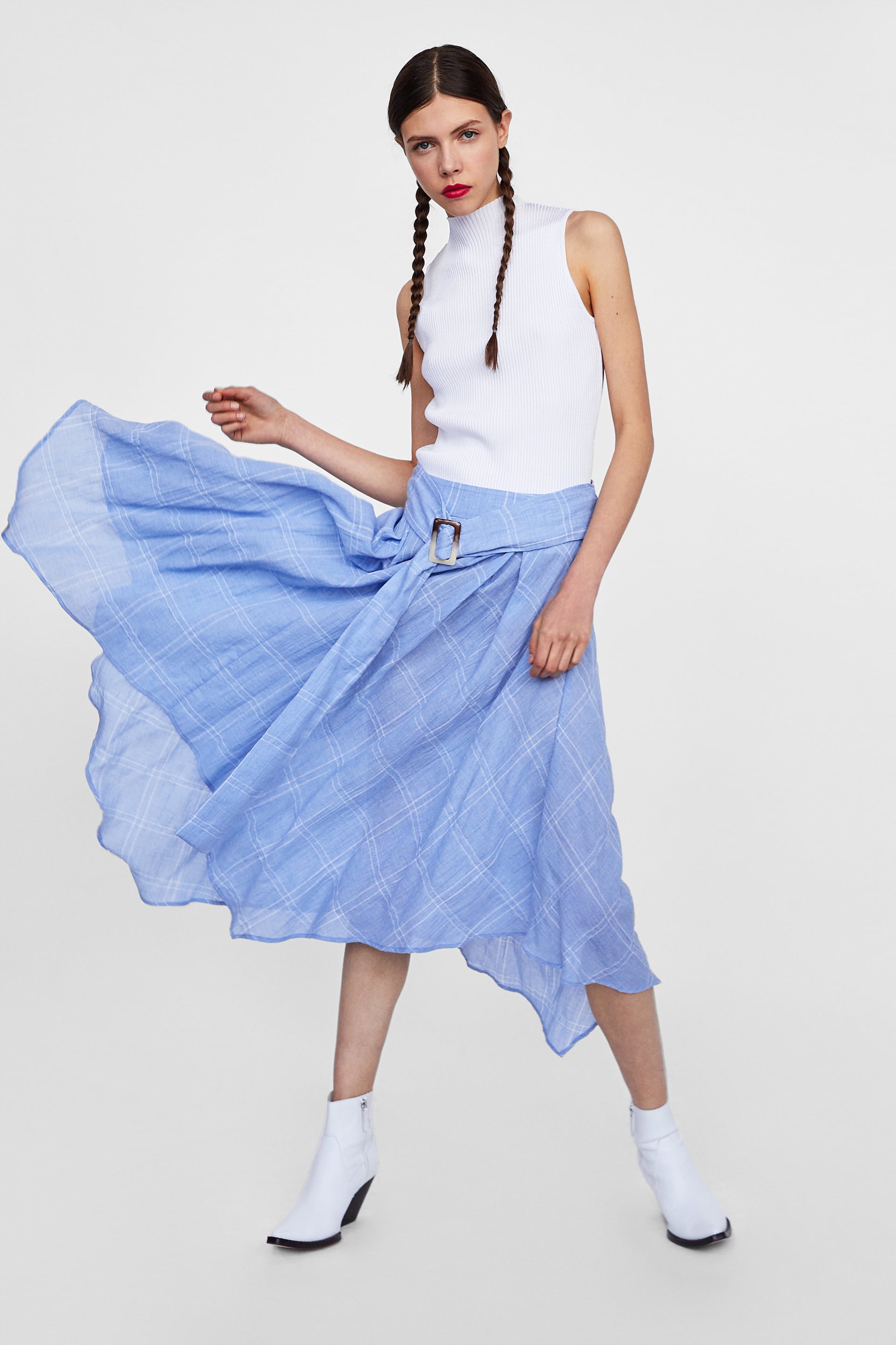 Falda midi de cuadros con cinturón de Zara: 7,99 euros.